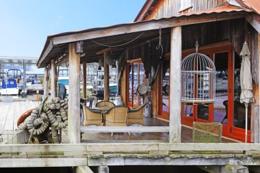 ahşap binanın su Önden Görünüm