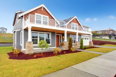 modern ev cam ile grev güverte ekranlı