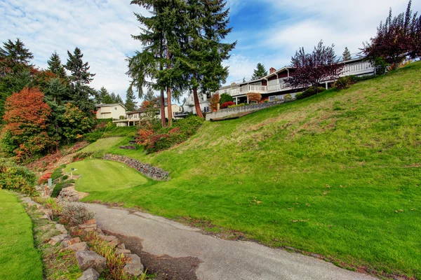 Casa grande na colina com bela paisagem . — Fotografia de Stock