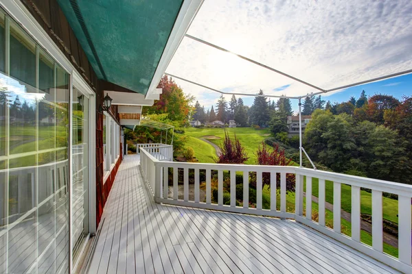 Huis met uitzicht op de golfbaan — Stockfoto