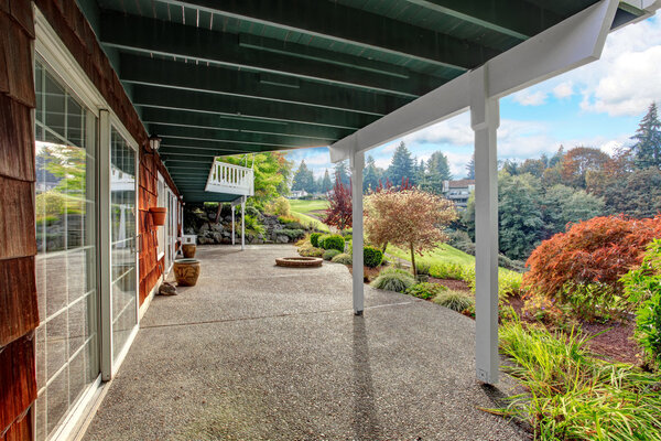 Внешний вид дома. Вид с заднего двора
