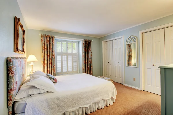 Interior de dormitorio de tonos suaves en casa antigua —  Fotos de Stock