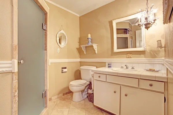 Weiches Elfenbein leeres Badezimmer Interieur in altem Haus — Stockfoto