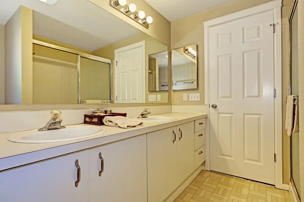 Interior de baño simple con armarios blancos — Foto de Stock