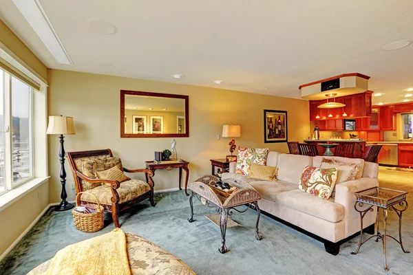 Interior de la casa. Salón con muebles antiguos — Foto de Stock