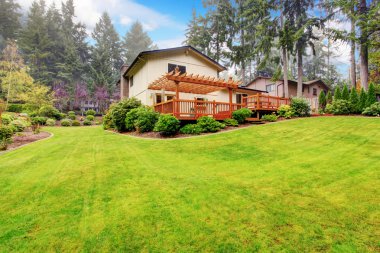 evin arka bahçesinde peyzaj ile