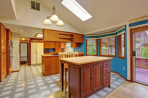 Контрастні кольори кухні кімнати — стокове фото