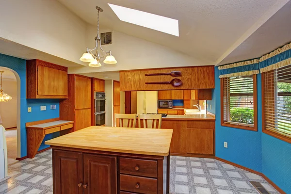 Кухонная комната контрастных цветов — стоковое фото