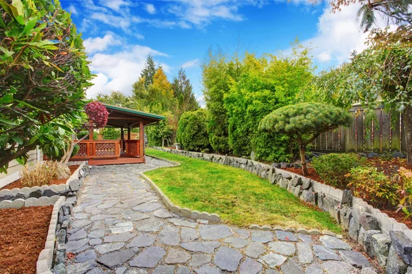 Porche patio trasero con jardín — Foto de Stock