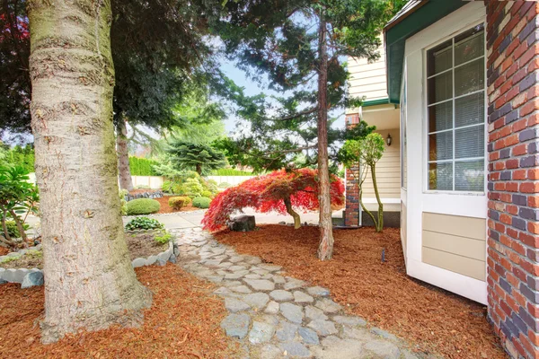 House front yard. View of stone walkway — Stock Photo, Image