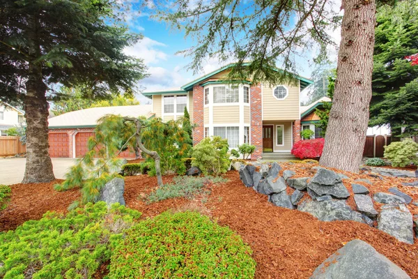 Luxury house with curb appeal — Stock Photo, Image