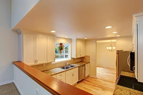 Кухня с белыми шкафами — стоковое фото