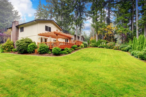 evin arka bahçesinde peyzaj ile