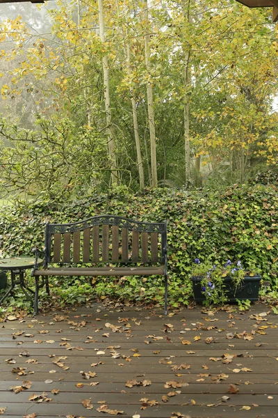 Statku dvorek s starožitné lavice — Stock fotografie