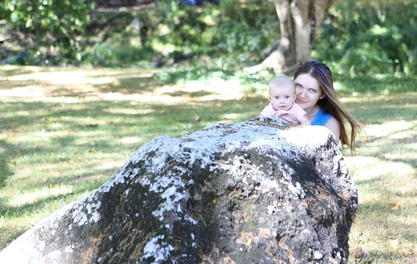 Famiglia nel parco Kauai — Foto Stock