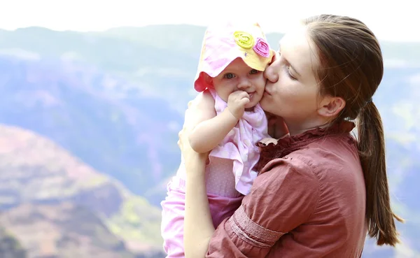 Mother and her daughter in Waimea Canyon — Stock Photo, Image