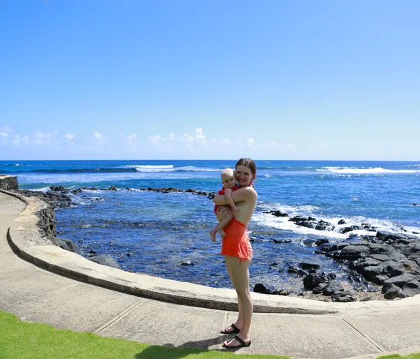 Anne ve bebeği okyanus üzerinde. Kauai gezisi — Stok fotoğraf