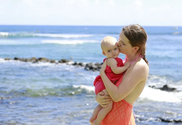 Mutter und ihr Baby auf dem Ozean. Kauai-Reise — Stockfoto