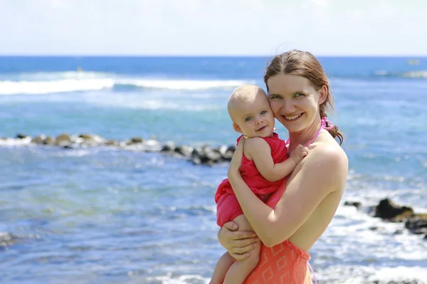 Anne ve bebeği tropikal Ocean. — Stok fotoğraf
