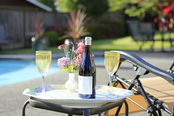 Arka bahçesinde Havuz, şarap ve sandalyeler. — Stok fotoğraf