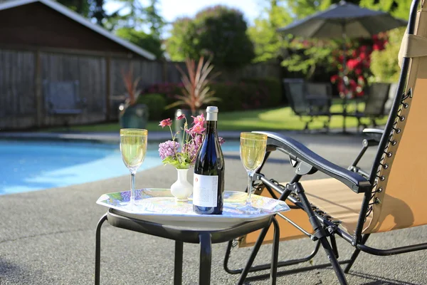 Backyard with swimming pool, wine and chairs. — Stock Photo, Image