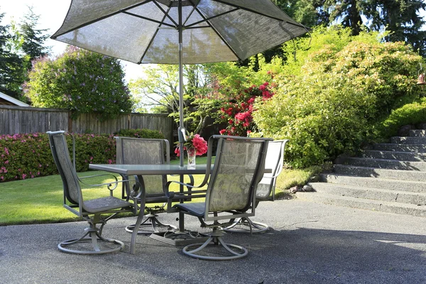 Sitzecke im Freien mit Tisch. — Stockfoto