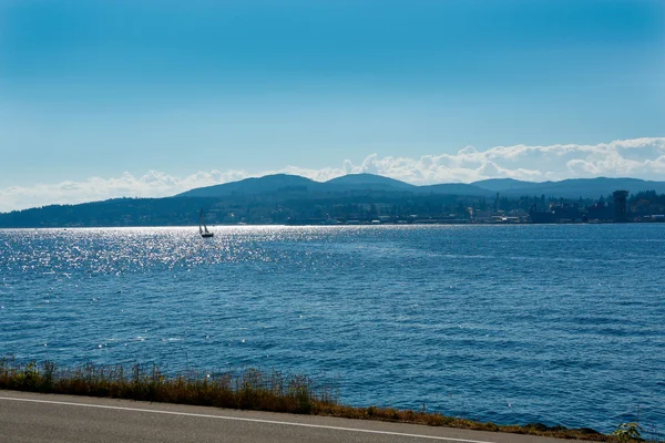 Port Orchard. Puget Sound y las montañas olímpicas en un día soleado —  Fotos de Stock
