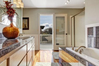 grev güverte ile modern banyo iç