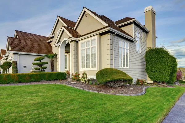 Luxury house exterior with curb appeal — Stock Photo, Image