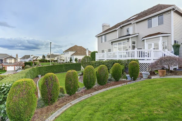 Casa exterior y vista al patio trasero — Foto de Stock