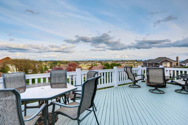 Holzterrasse mit Terrassenbereich — Stockfoto