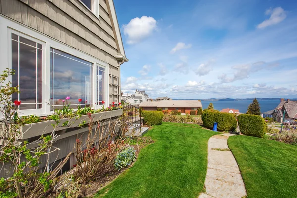 House exterior and backyard view — Stock Photo, Image