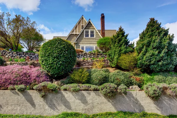 Buitenkant van het huis met mooie beteugelen beroep — Stockfoto