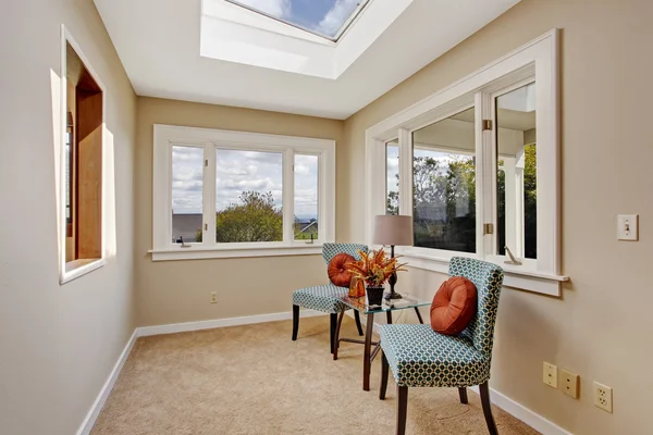 Litet rum med takfönster och färgglada stolar — Stockfoto