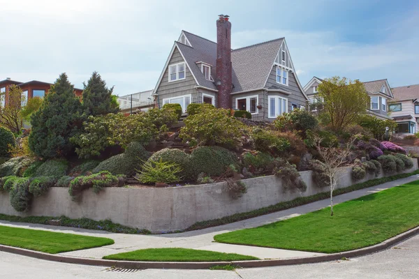 House exterior with beautiful curb appeal — Stock Photo, Image