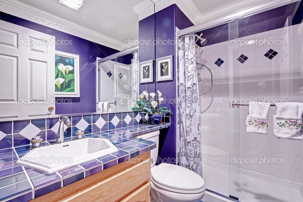 Világos lila fürdÅszoba interior — stock fotó © iriana88w #49617927 Lila fürdőszoba csempe