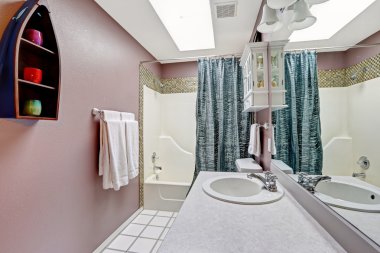 leylak rengi renk ışıklık ile basit banyo intrerior