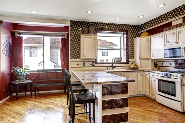 Intérieur de la cuisine aux couleurs contrastées blanc et rouge — Photo