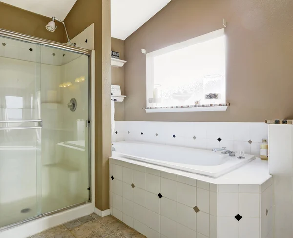 白とベージュ色の浴室 intrerior — ストック写真