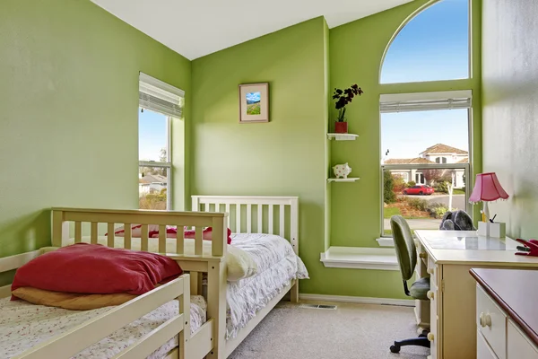 Camera bambini felice nel colore verde brillante — Foto Stock