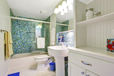 aqua kiremit duvar döşeme beyaz banyo yenileme