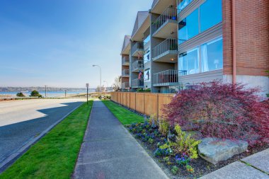 Konut Bina dış. geçit ve driveway görünümü