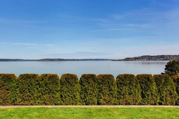 Beautiful view of bay and trimmed hedges — Stock Photo, Image