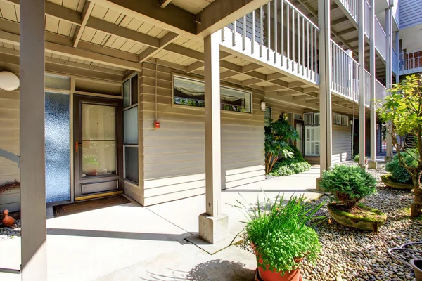 Massivholztür und Parterre, Athen, Griechenland — Stockfoto