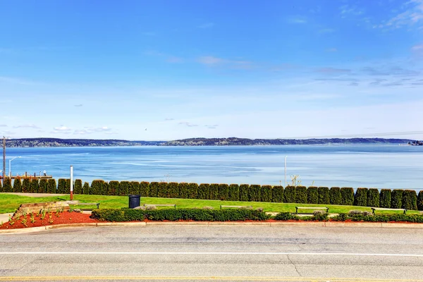 Hermosa vista de la bahía desde la cubierta de salida de la casa — Foto de Stock