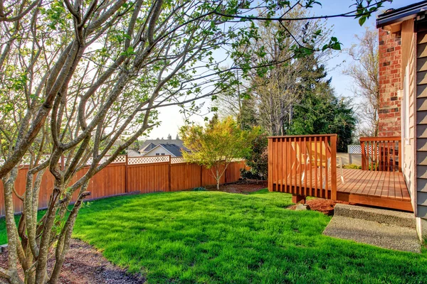 Acogedor patio trasero pequeño con cubierta de madera walkout —  Fotos de Stock