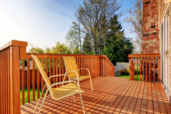 Acogedor patio trasero pequeño con cubierta de madera walkout — Foto de Stock