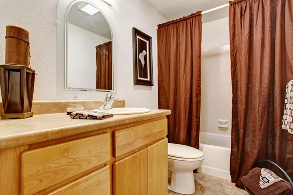 Interior kamar mandi putih dengan lemari kesombongan madu — Stok Foto