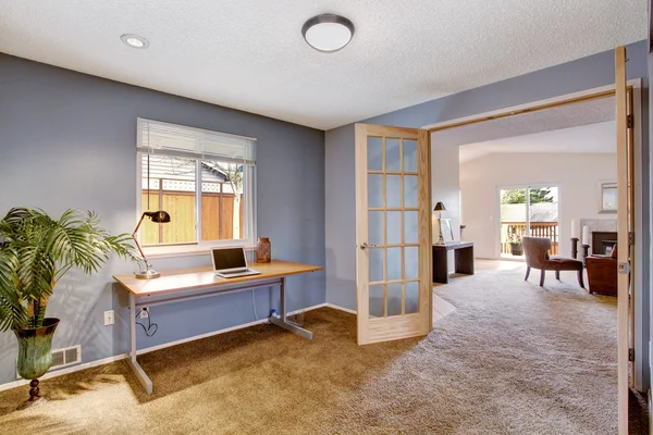 Office kamer interieur in lichte lavendel — Stockfoto