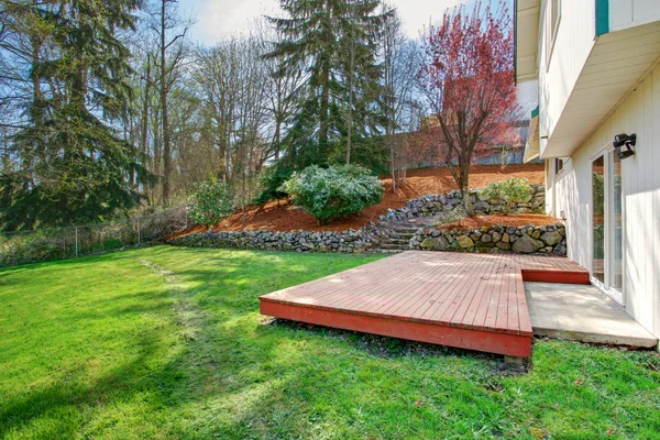 Blick auf den Hinterhof. Holzfußboden Walkout Deck — Stockfoto